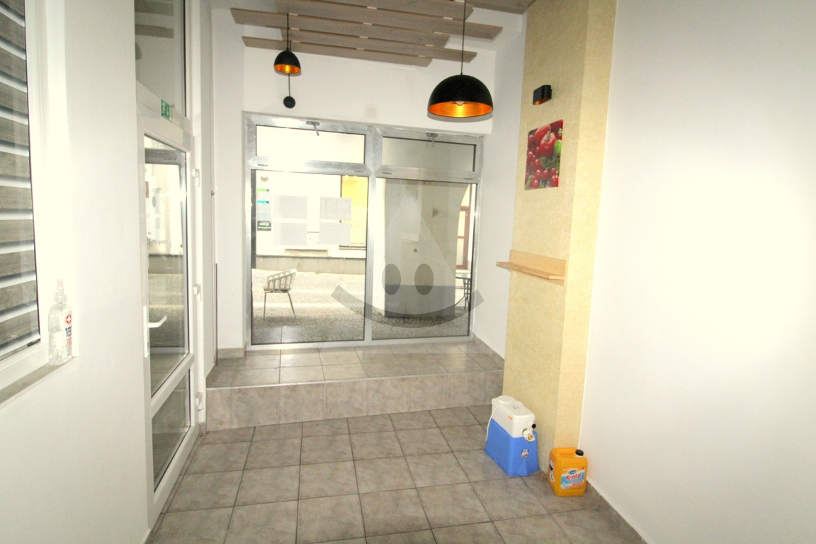 Obchodný priestor s výkladom /40 m2 / Žilina - centrum