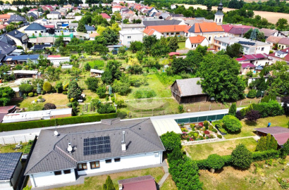 Štýlový bungalov s očarujúcou záhradou /1273 m2/, Piešťany - Trebatice