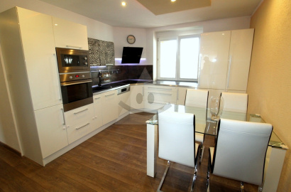 Nadštandardný 3 - izbový byt s dvomi balkónmi /90 m2 / Žilina - centrum