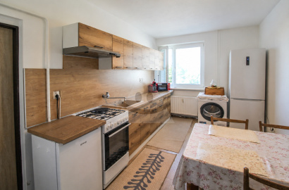 Menší 2-izbový byt s priestranným balkónom / 59 m2 / - Bytčica