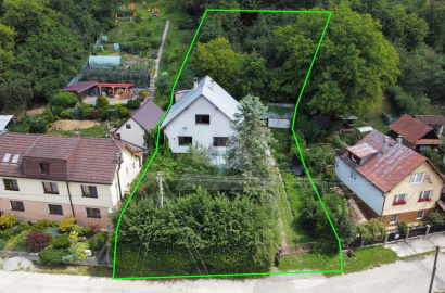 House in original condition with a garden at the foot of the hill / 1,399 m² / – Žilina (Svederník)