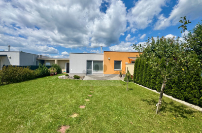 Štýlový bungalov so záhradou /427 m2/ Žilina - Mojš